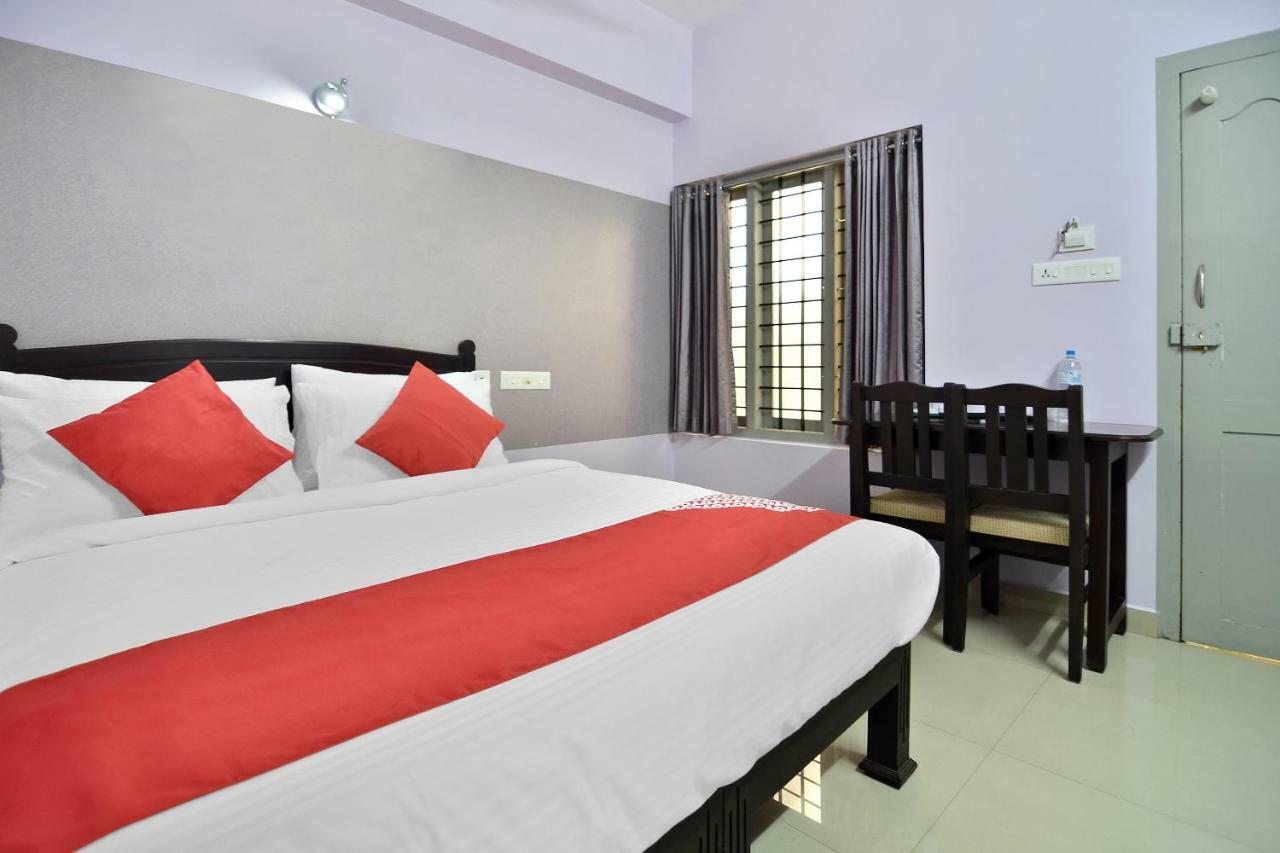 Shanthi Residency Pathanāmthitta Buitenkant foto
