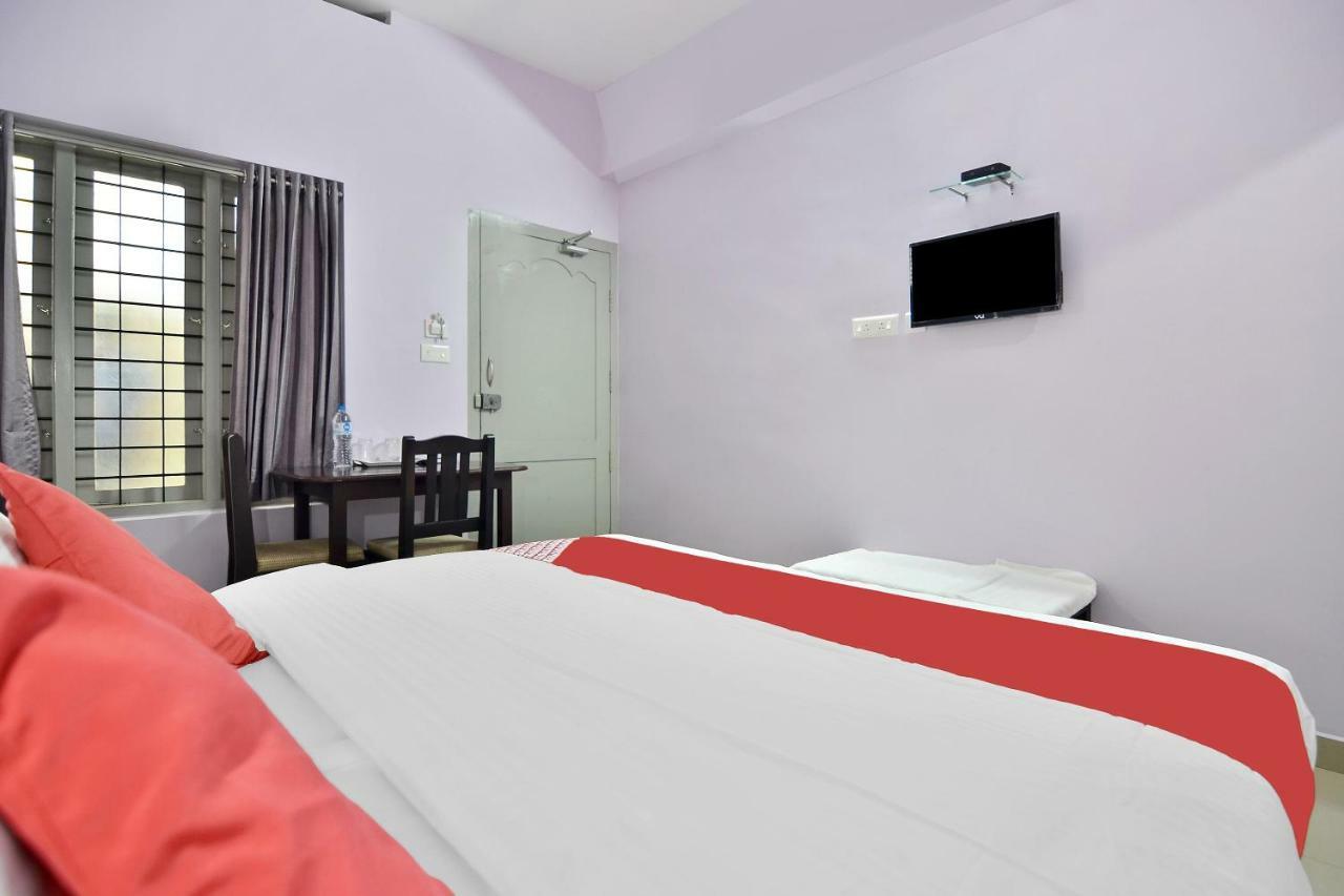 Shanthi Residency Pathanāmthitta Buitenkant foto